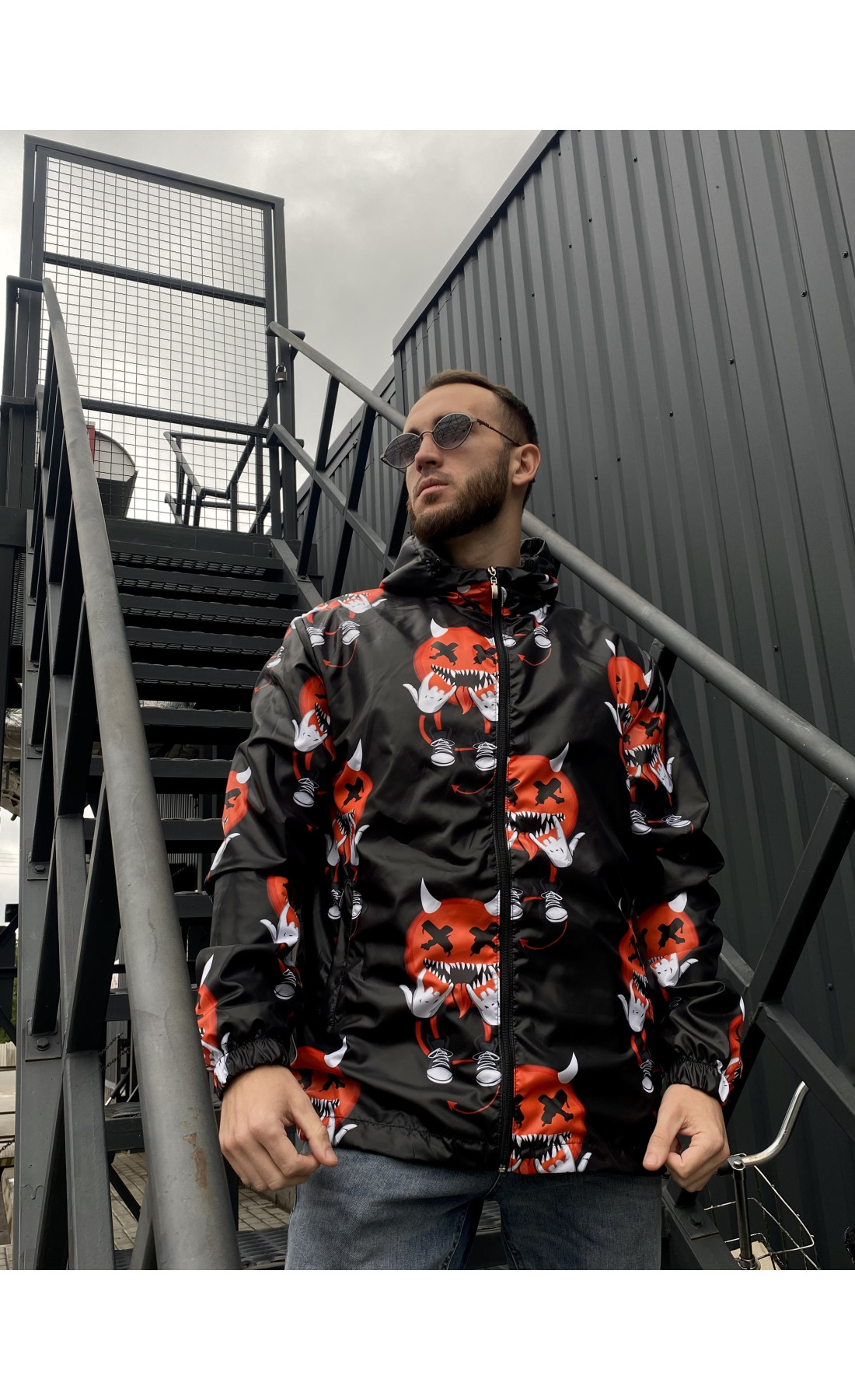 Чорна принтована чоловіча вітрівка з капюшоном