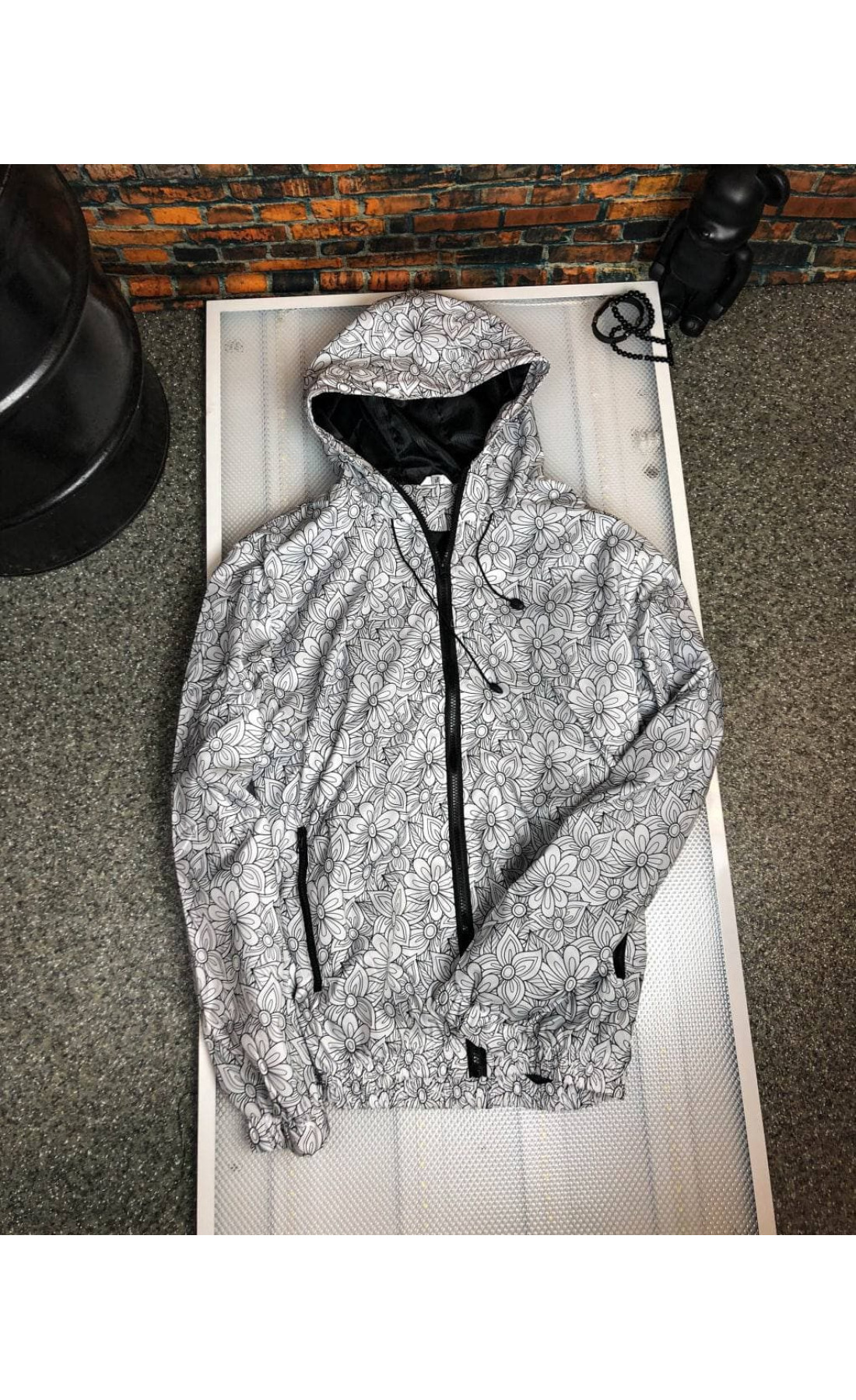 Молодіжна весняна вітрівка з квітами