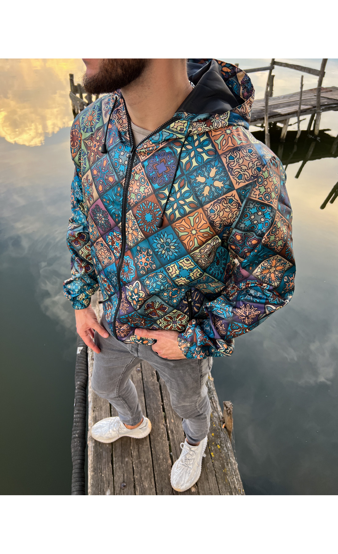 Принтована чоловіча вітрівка з візерунками