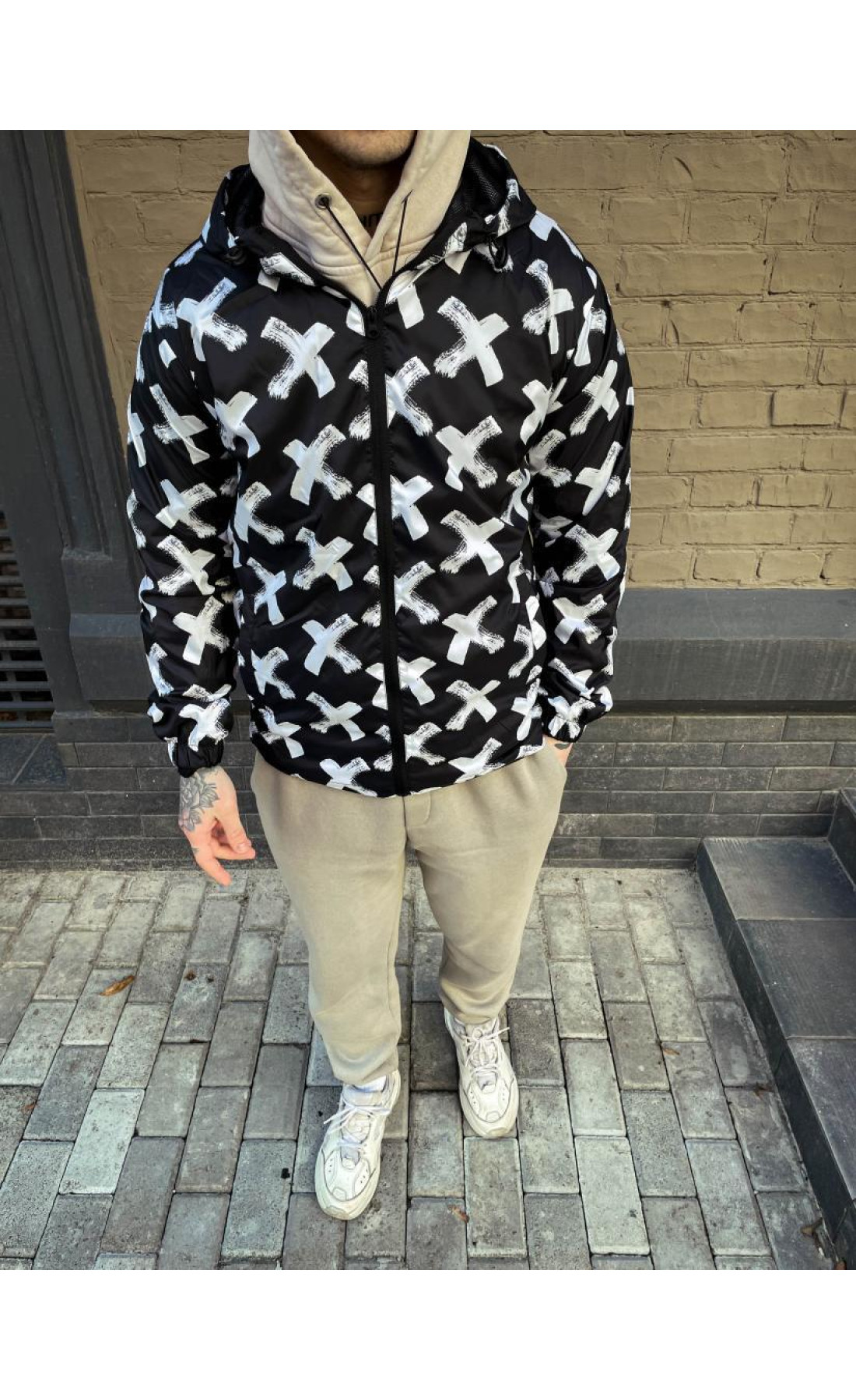 Легка чорна вітрівка з принтом