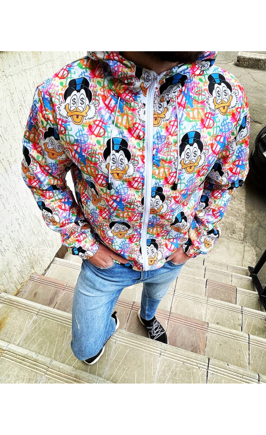 Весняна яскрава різнокольорова чоловіча вітрівка з принтом