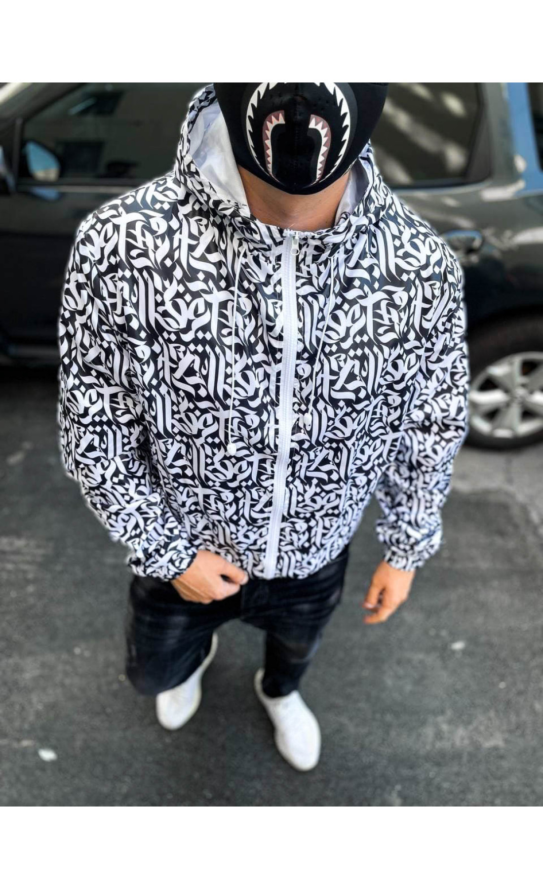 Чорно-біла весняна вітрівка з ієрогліфами