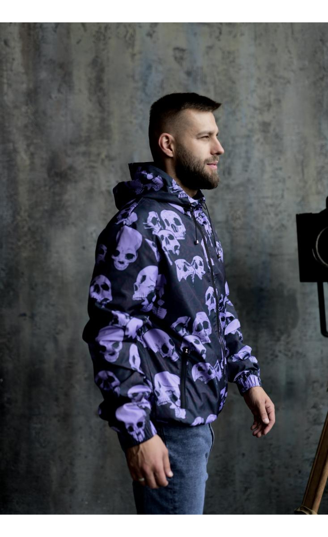 Принтована весняна чоловіча вітрівка з капюшоном