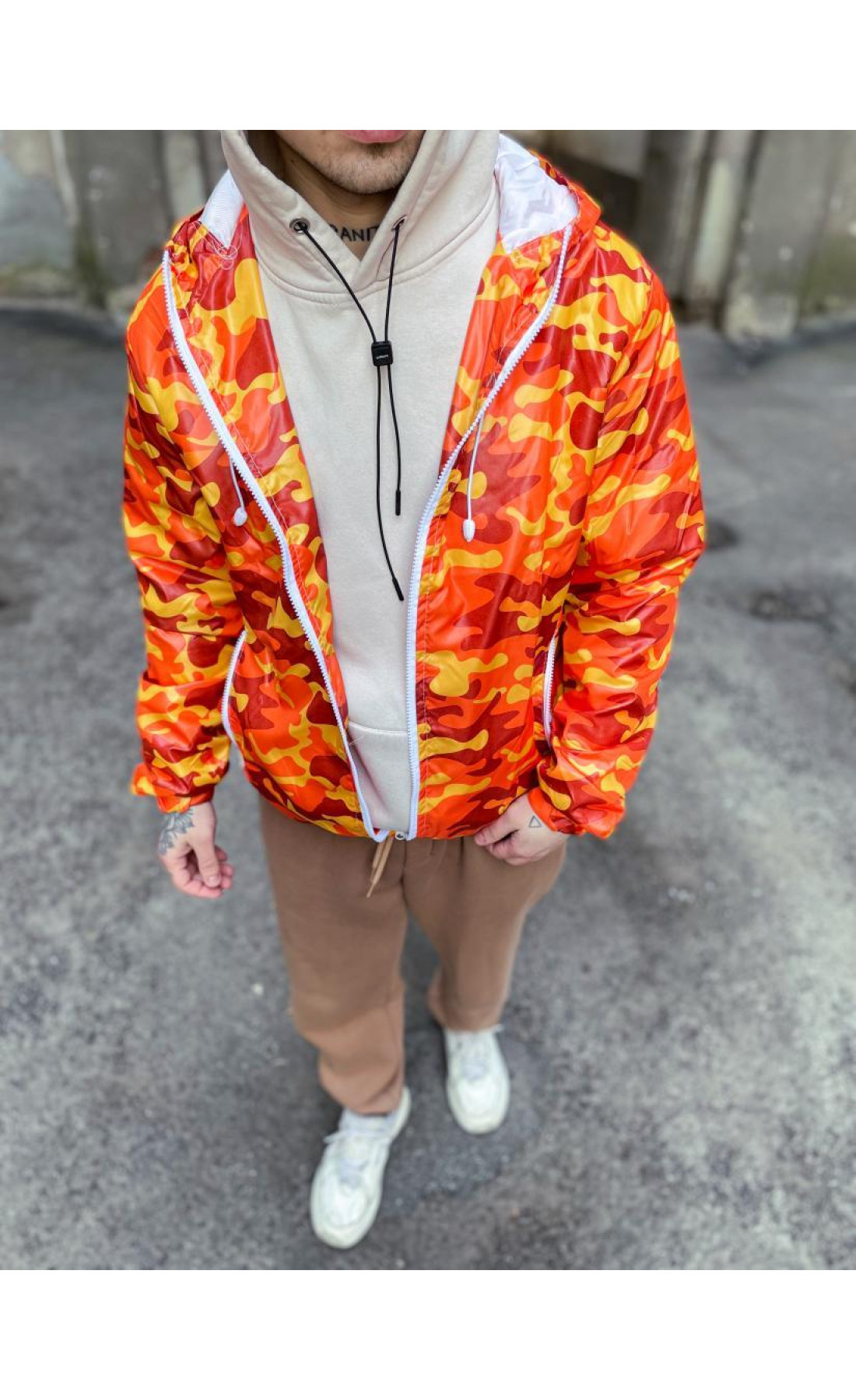 Яскрава помаранчева камуфляжна вітрівка