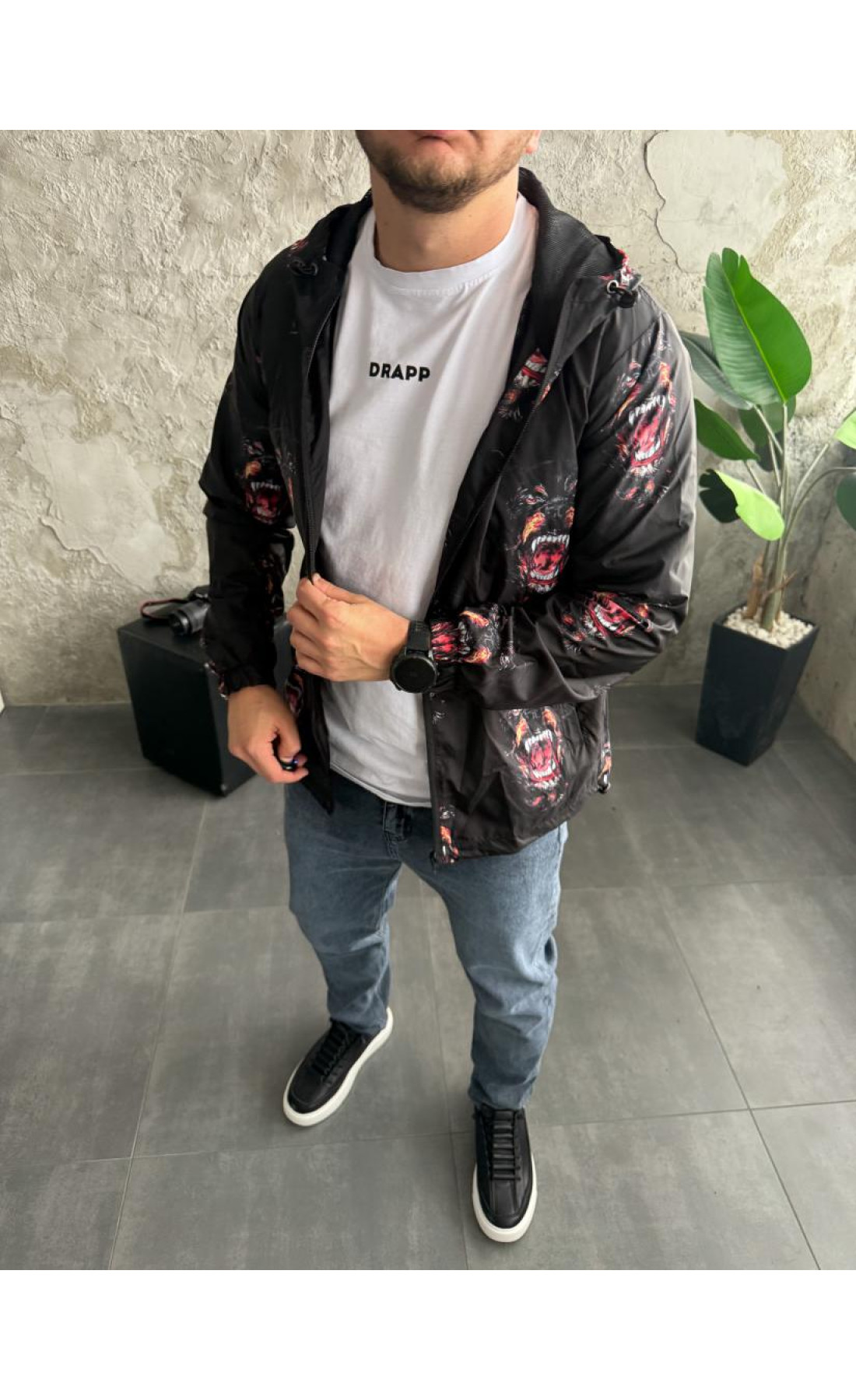 Легка чорна весняна вітрівка з капюшоном