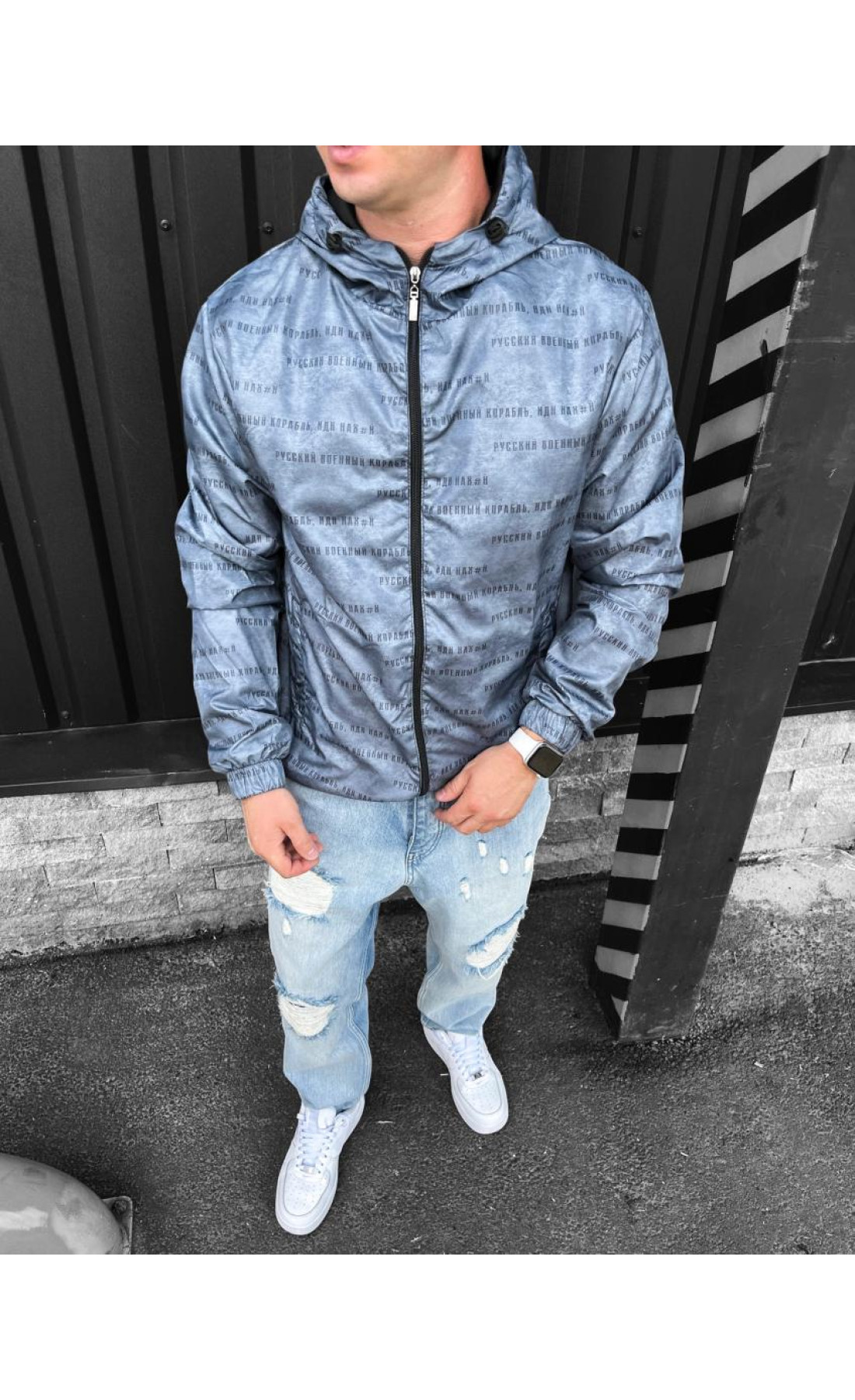 Весняна сіра чоловіча вітрівка з написом