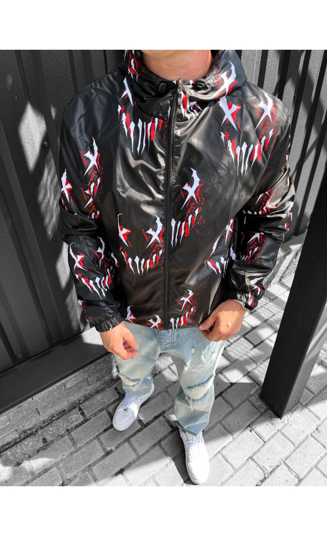 Чорна весняна вітрівка з принтом