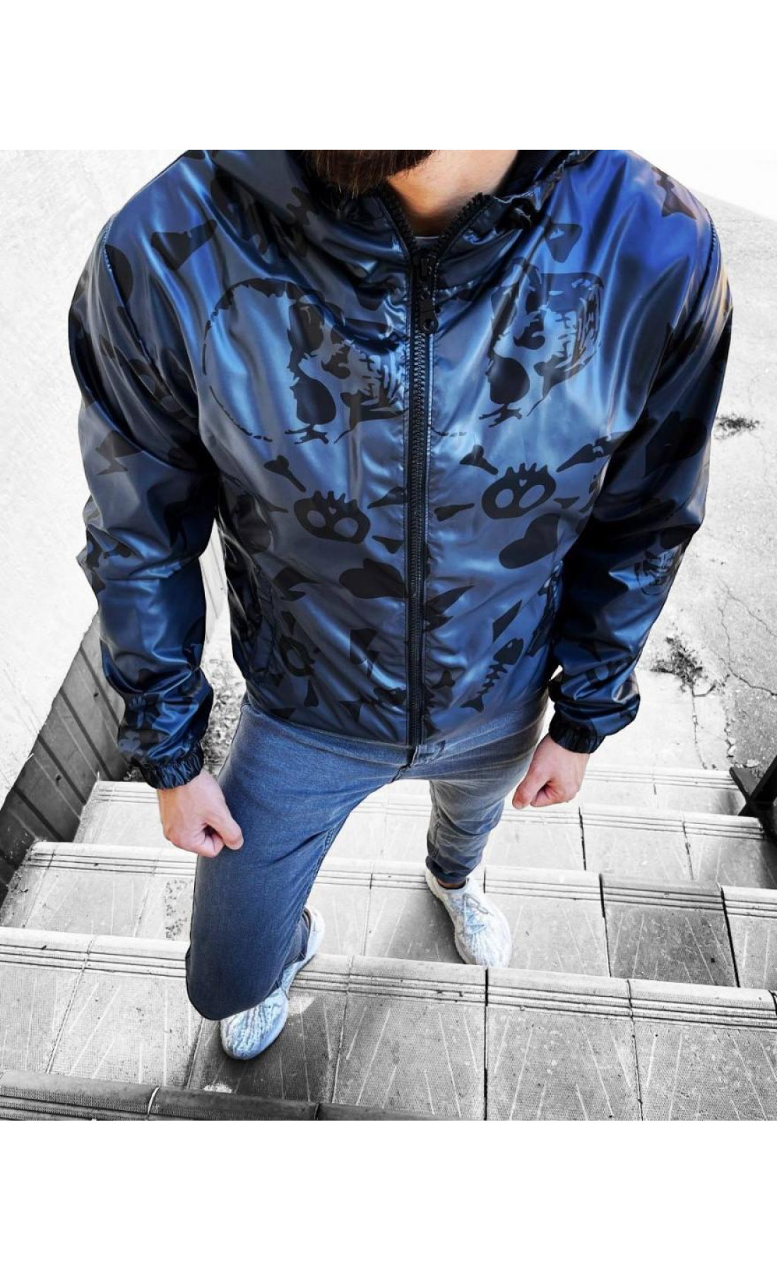 Темно-синя чоловіча вітрівка з капюшоном