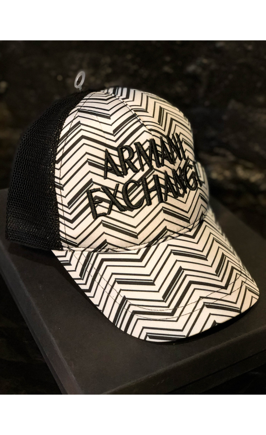 Чорно-біла чоловіча кепка