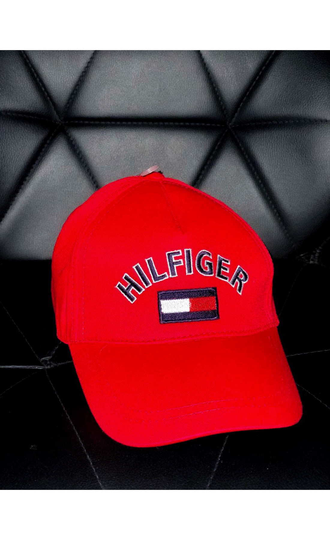 Червона чоловіча кепка