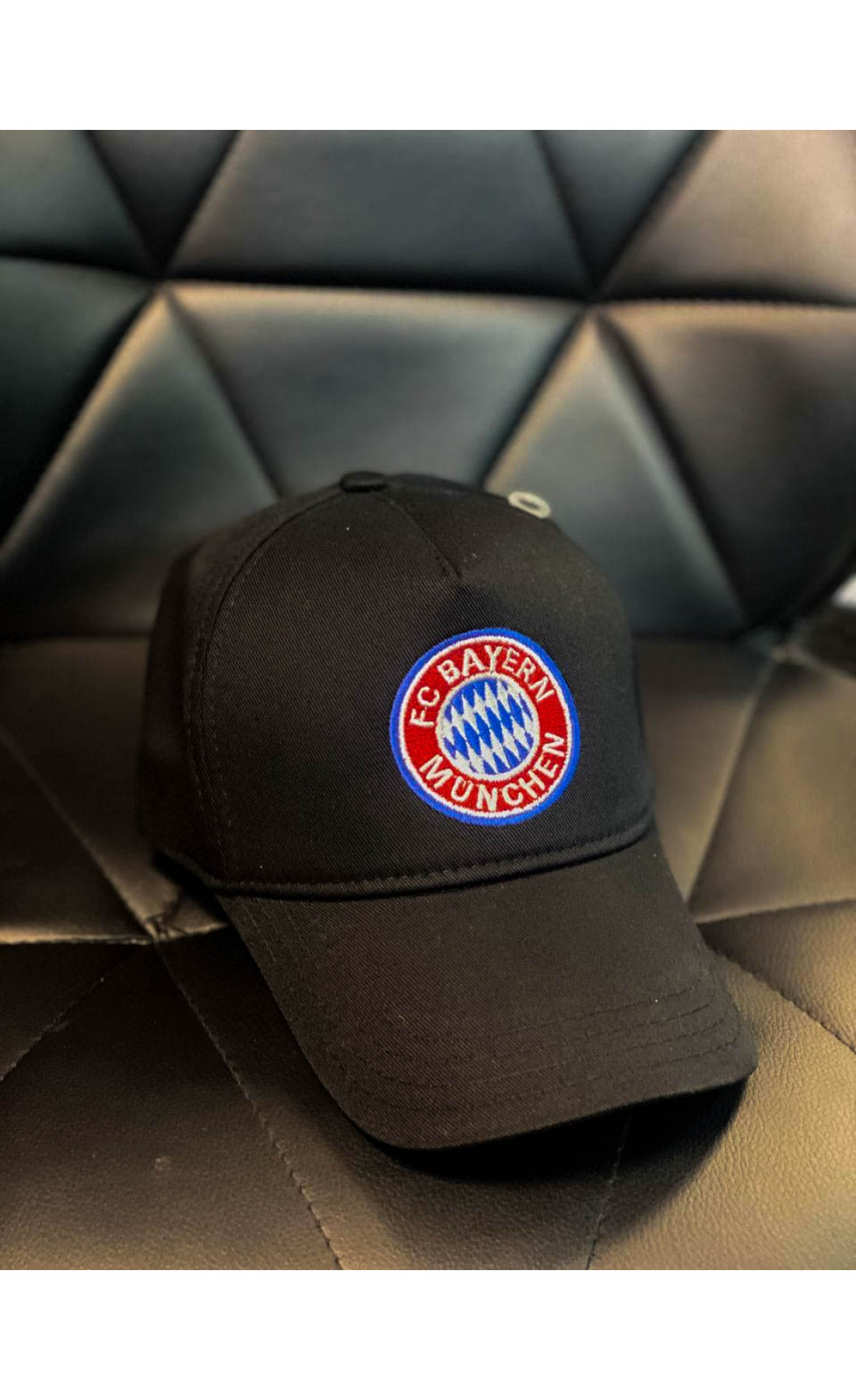 Чорна чоловіча кепка