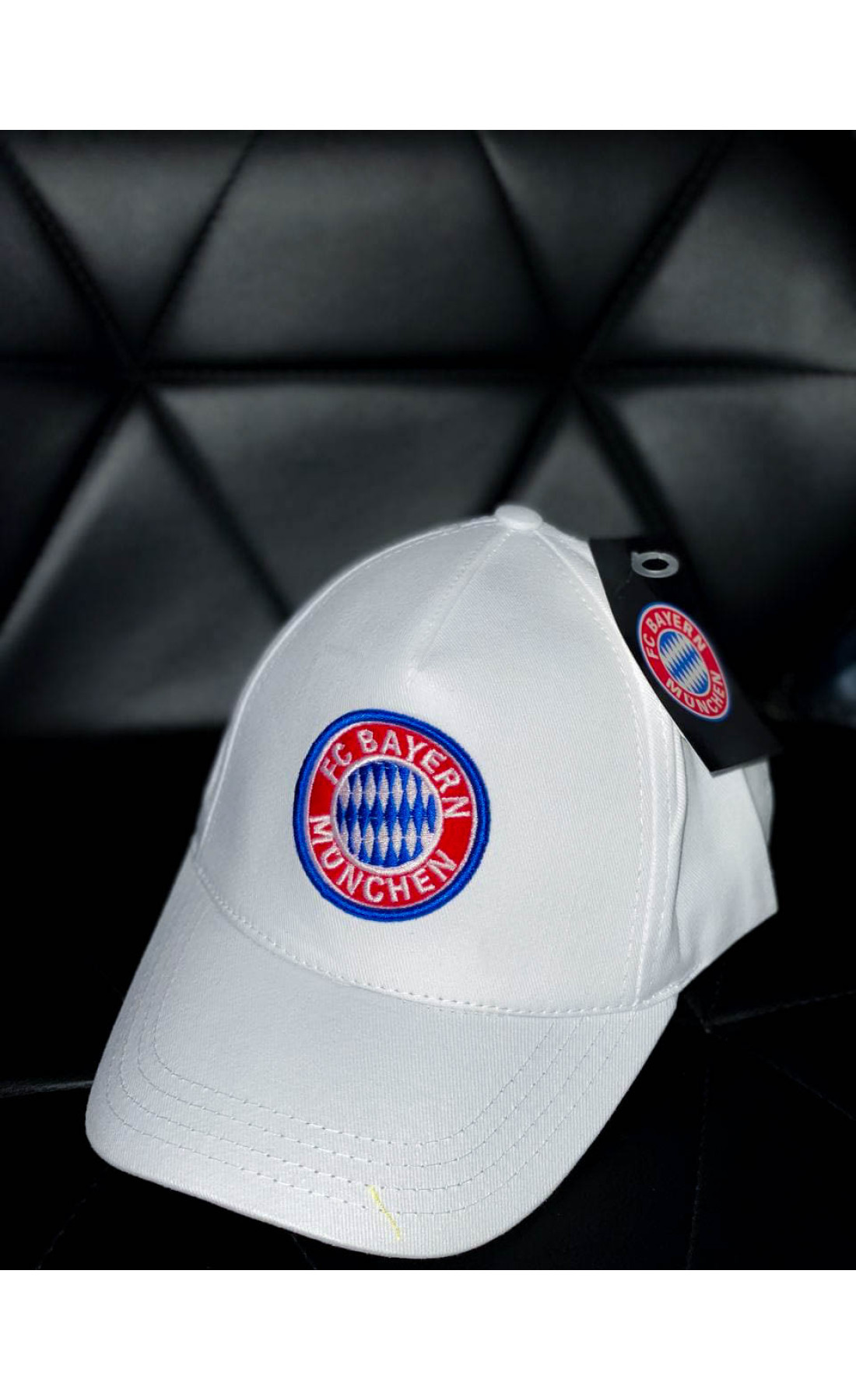 Біла чоловіча кепка