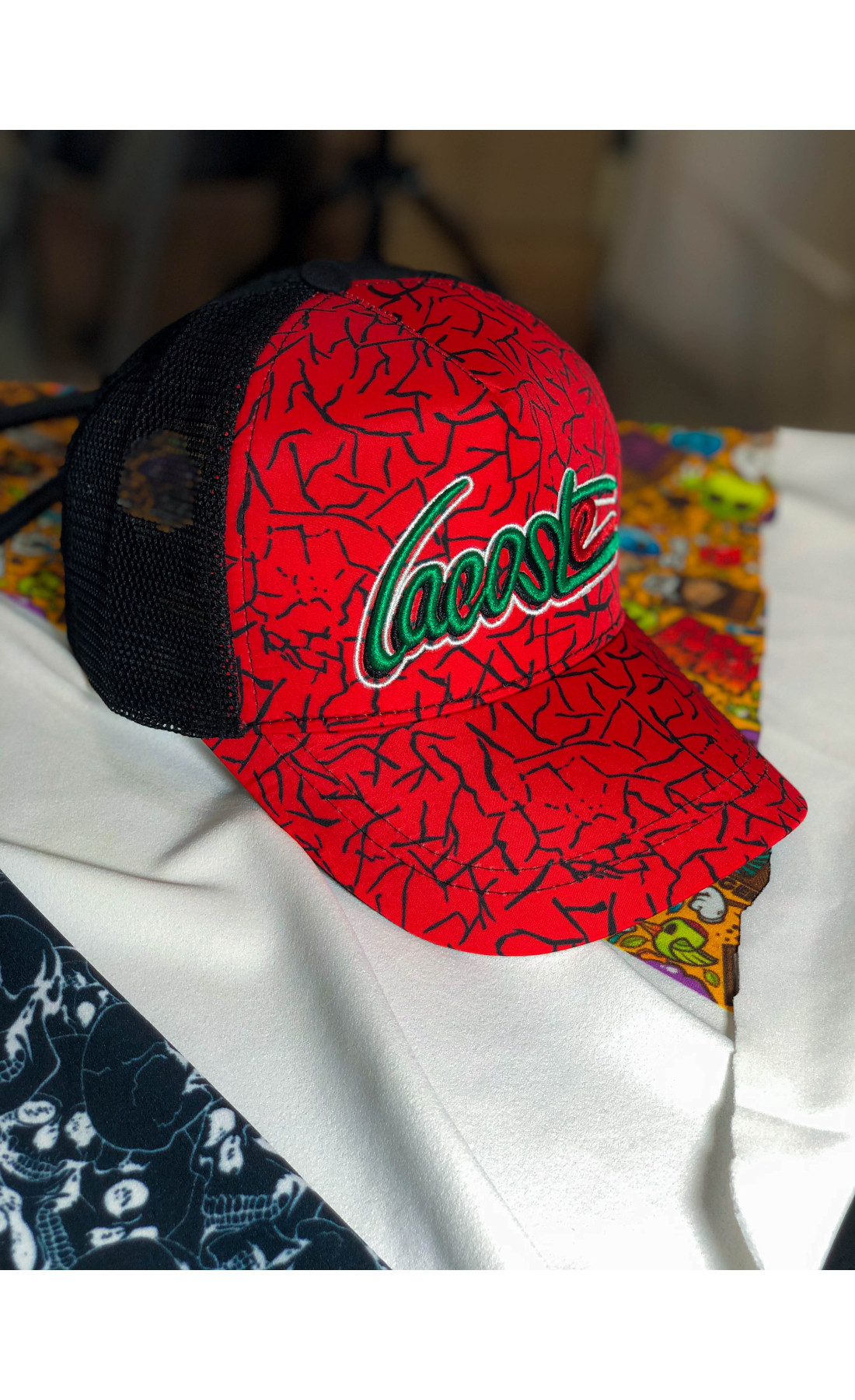 Червона чоловіча кепка