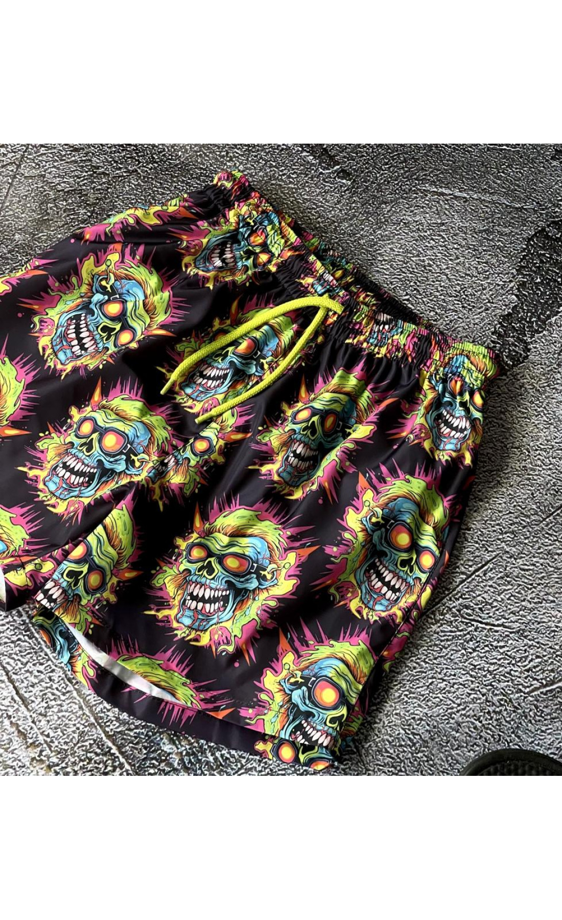 Яскраві чоловічі пляжні шорти на підкладці з модним дизайном