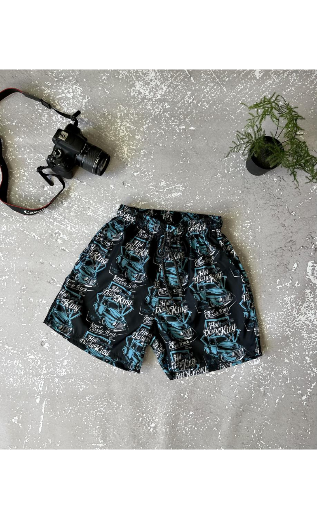 Чоловічі пляжні шорти чорного кольору на підкладці з модним принтом