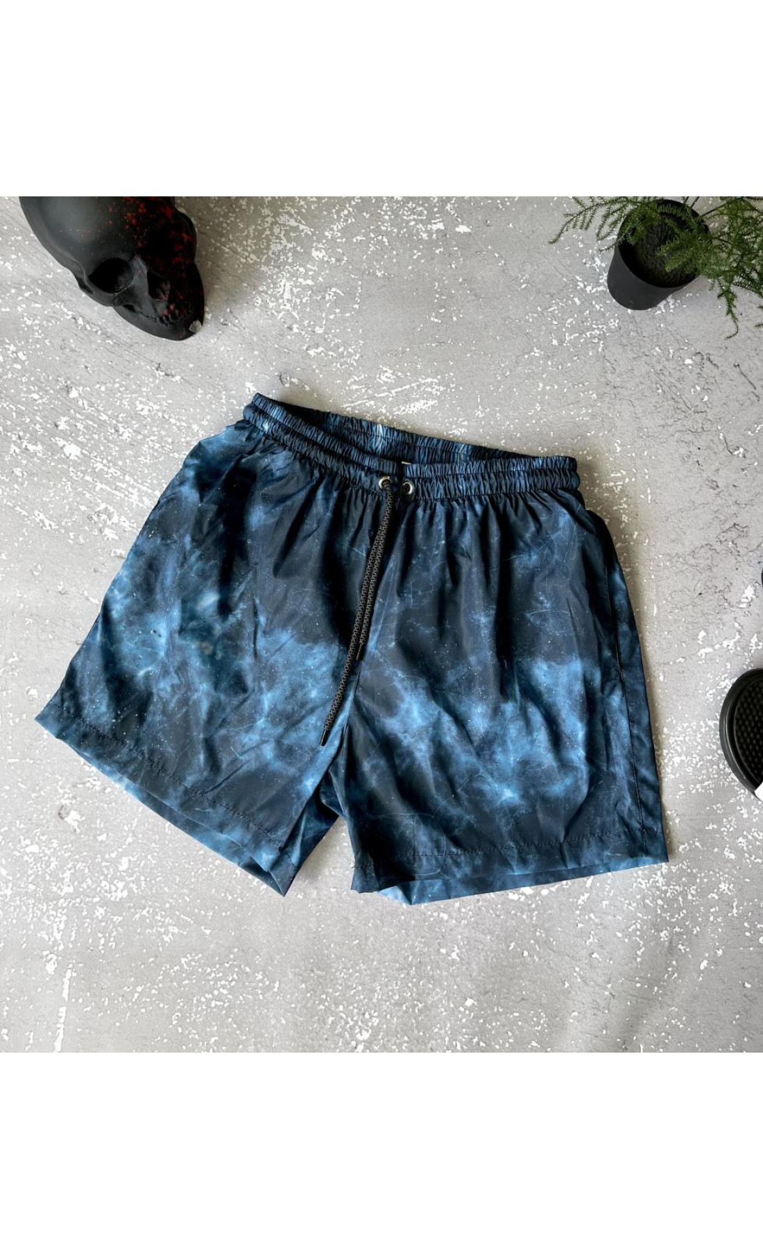 сині чоловічі пляжні шорти на підкладці з яскравим дизайном