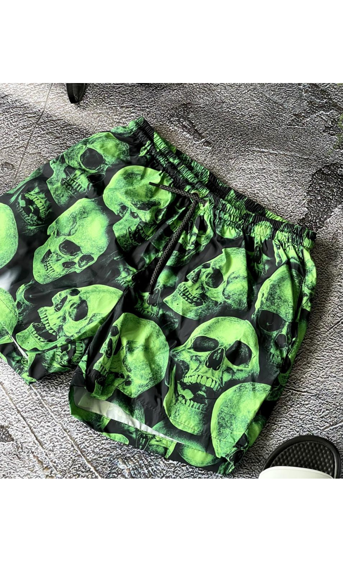 Чоловічі чорні комфортні пляжні шорти на підкладці з модним дизайном