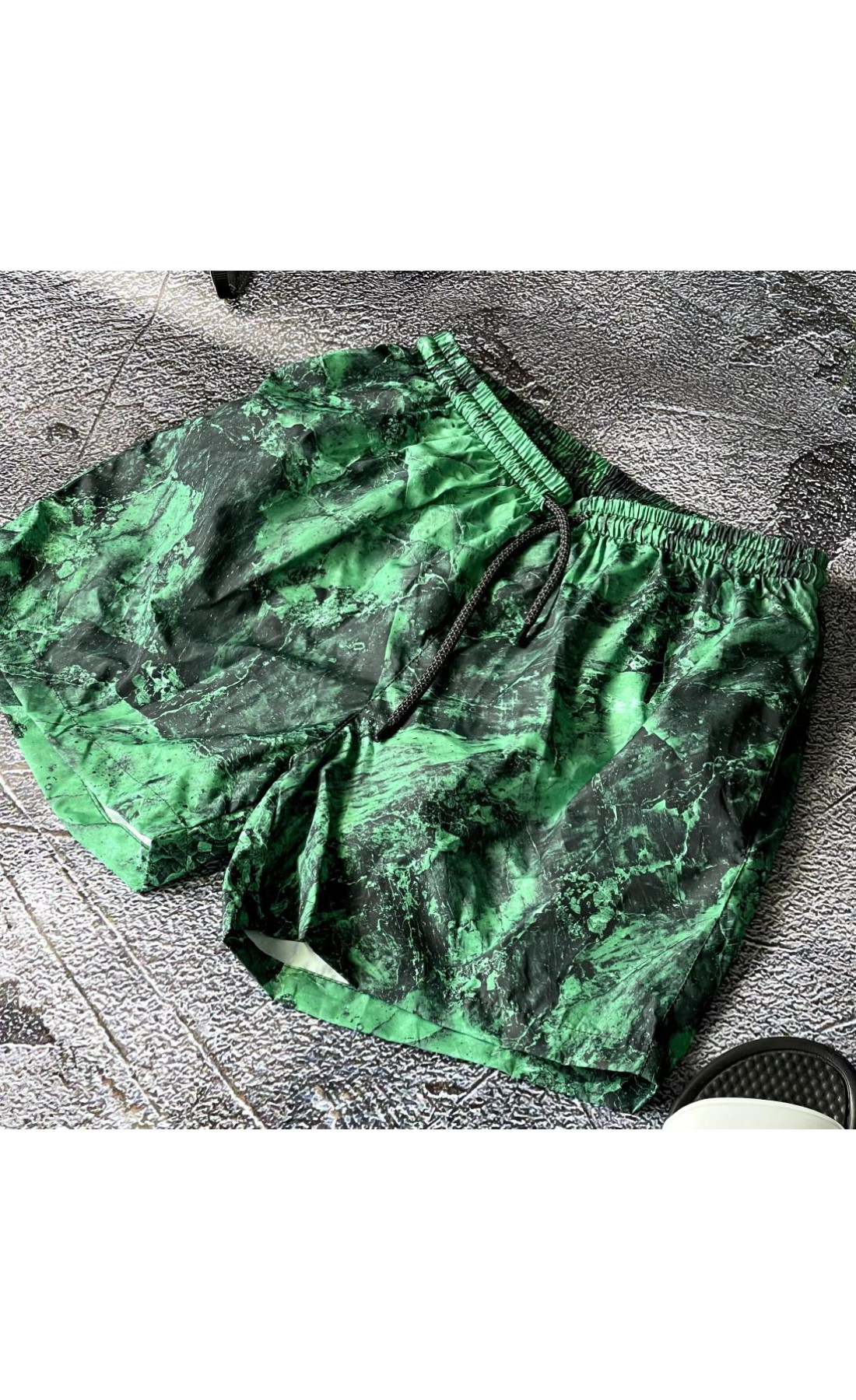 Чоловічі зелені зручні шорти на підкладці з трендовим дизайном