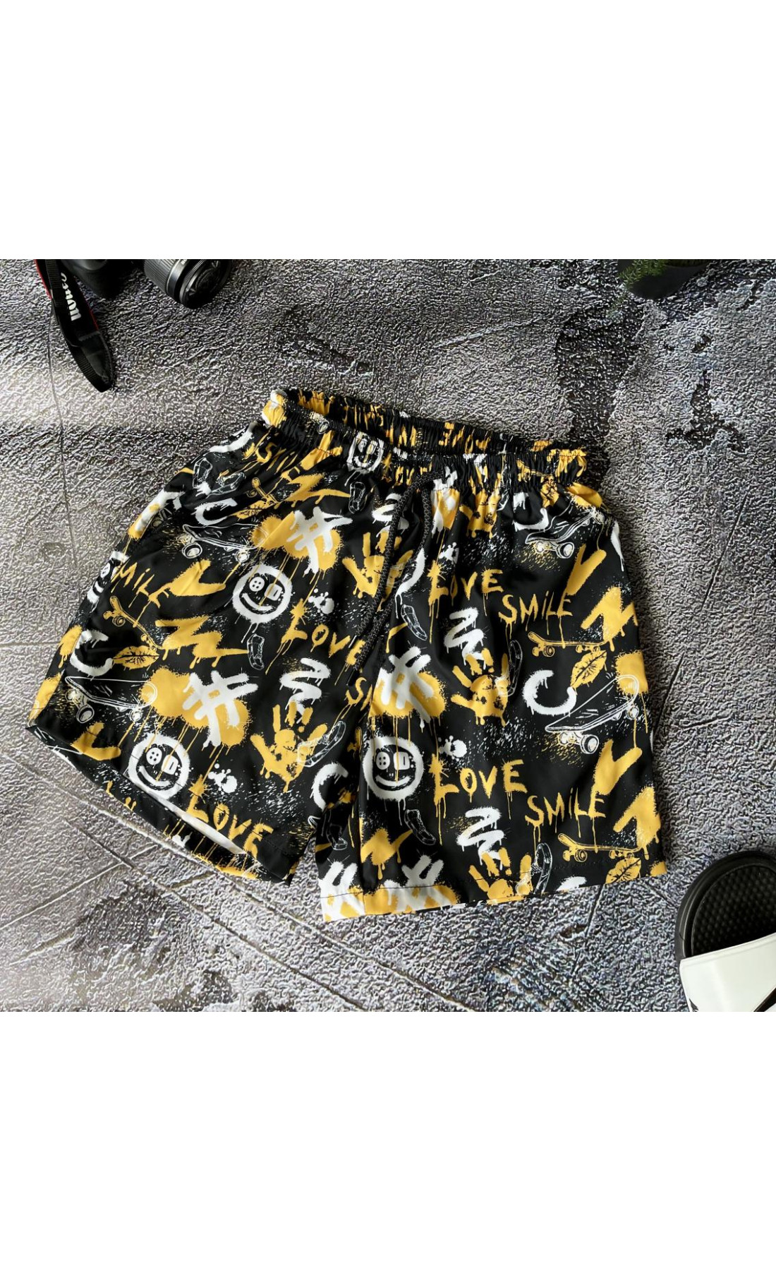 чорні чоловічі пляжні шорти на підкладці з яскравим принтом