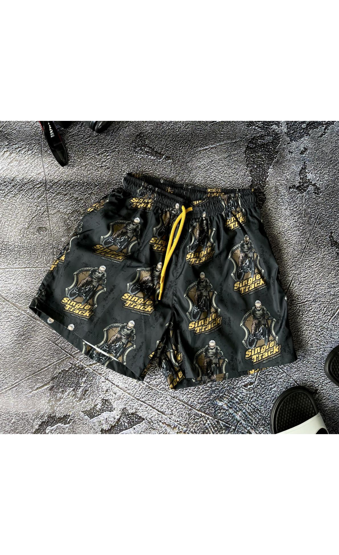 Чоловічі чорні пляжні шорти на підкладці з яскравим принтом