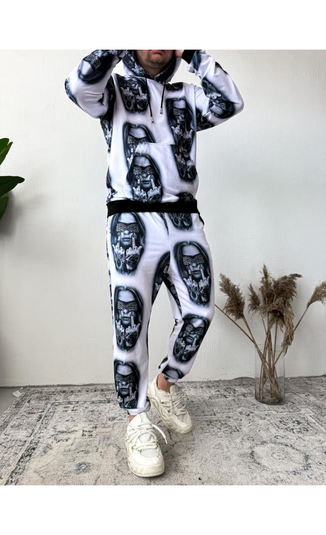 Чоловічий білий спортивний костюм з принтом