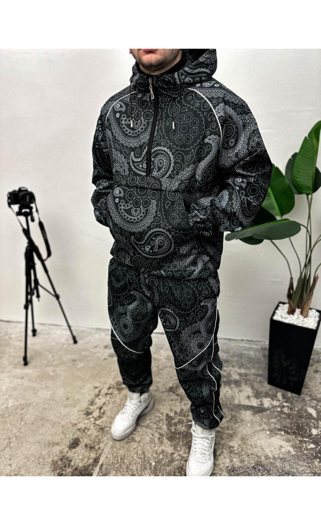 Спортивний принтований костюм чорного кольору з візерунками