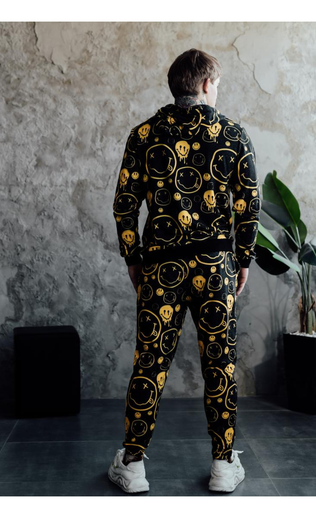 Чорний чоловічий костюм з принтом