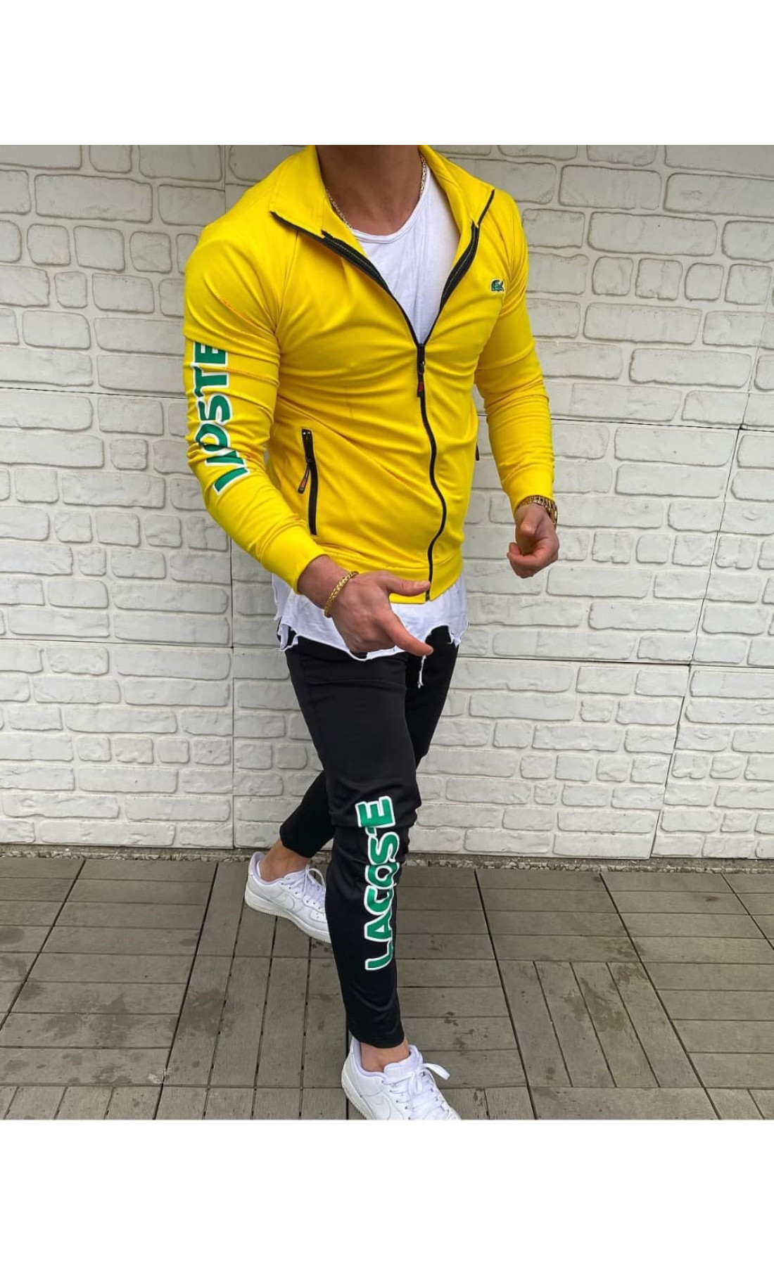 Яскравий спортивний костюм lacoste