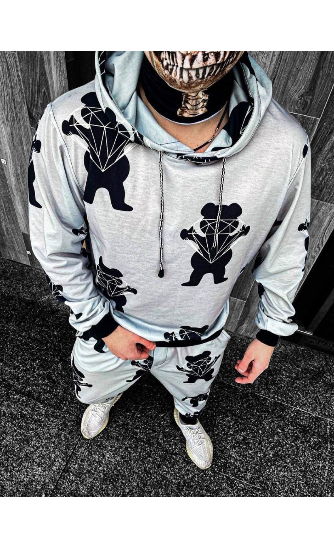 Світло-сірий чоловічий спортивний костюм з принтом