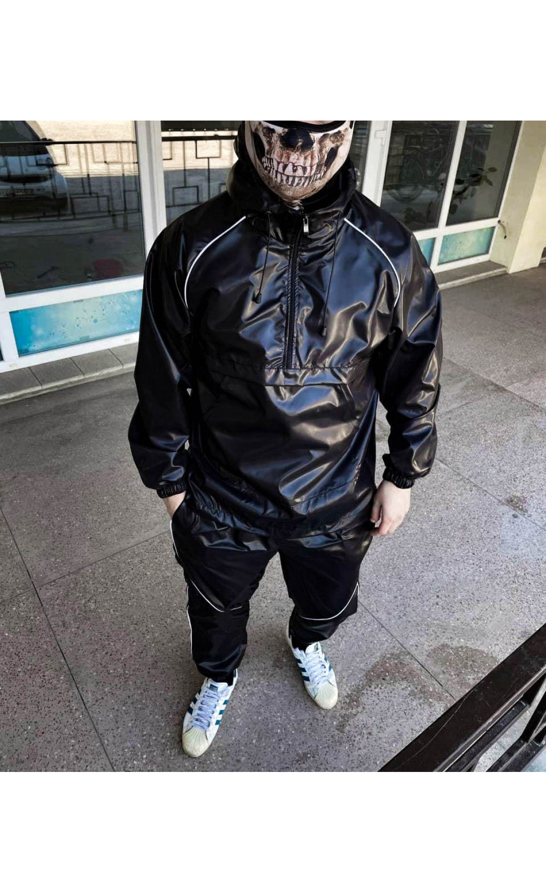 Весняний однотонний спортивний костюм з плащівки чорного кольору