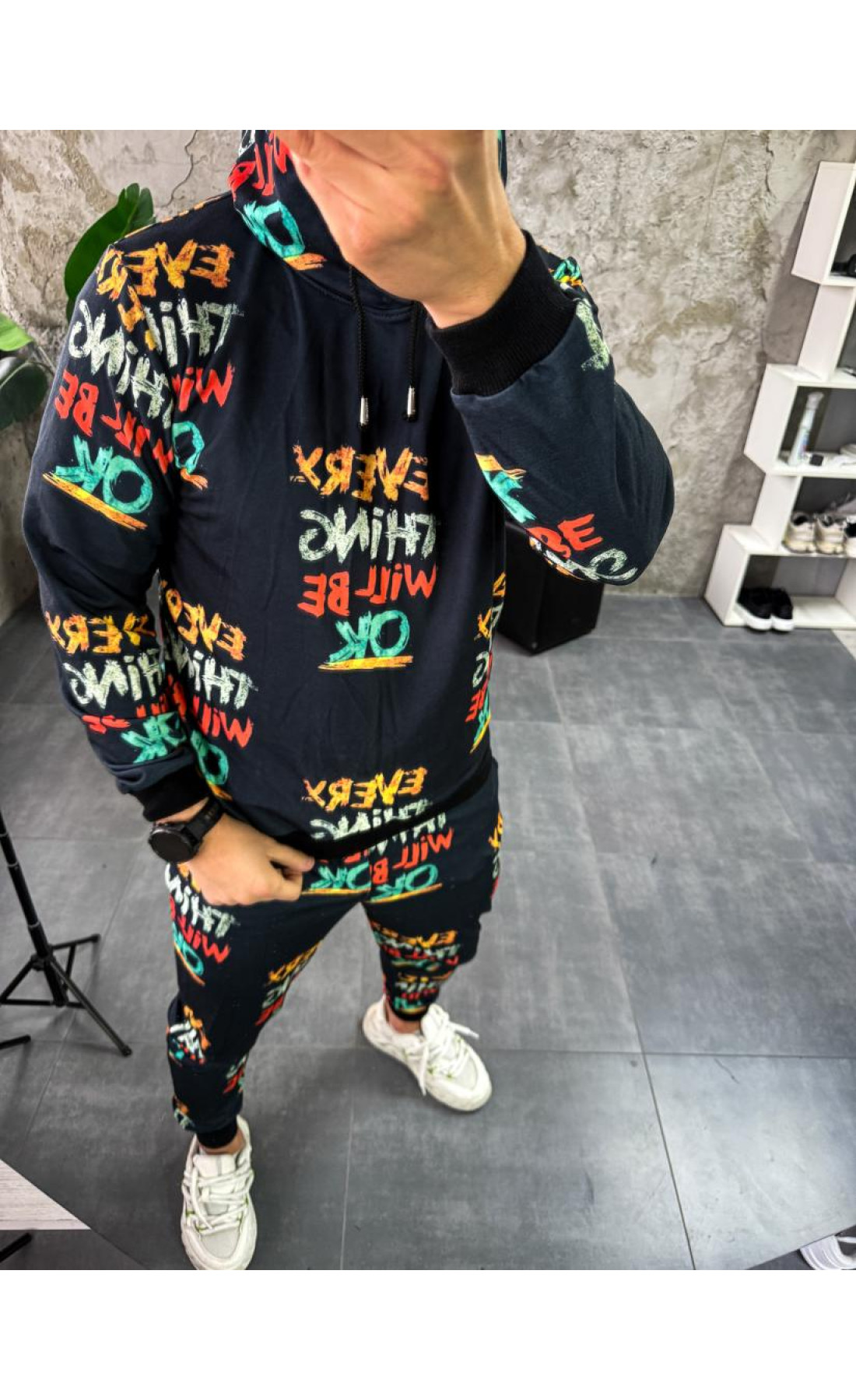 Чоловічий чорний спортивний костюм з яскравими написами