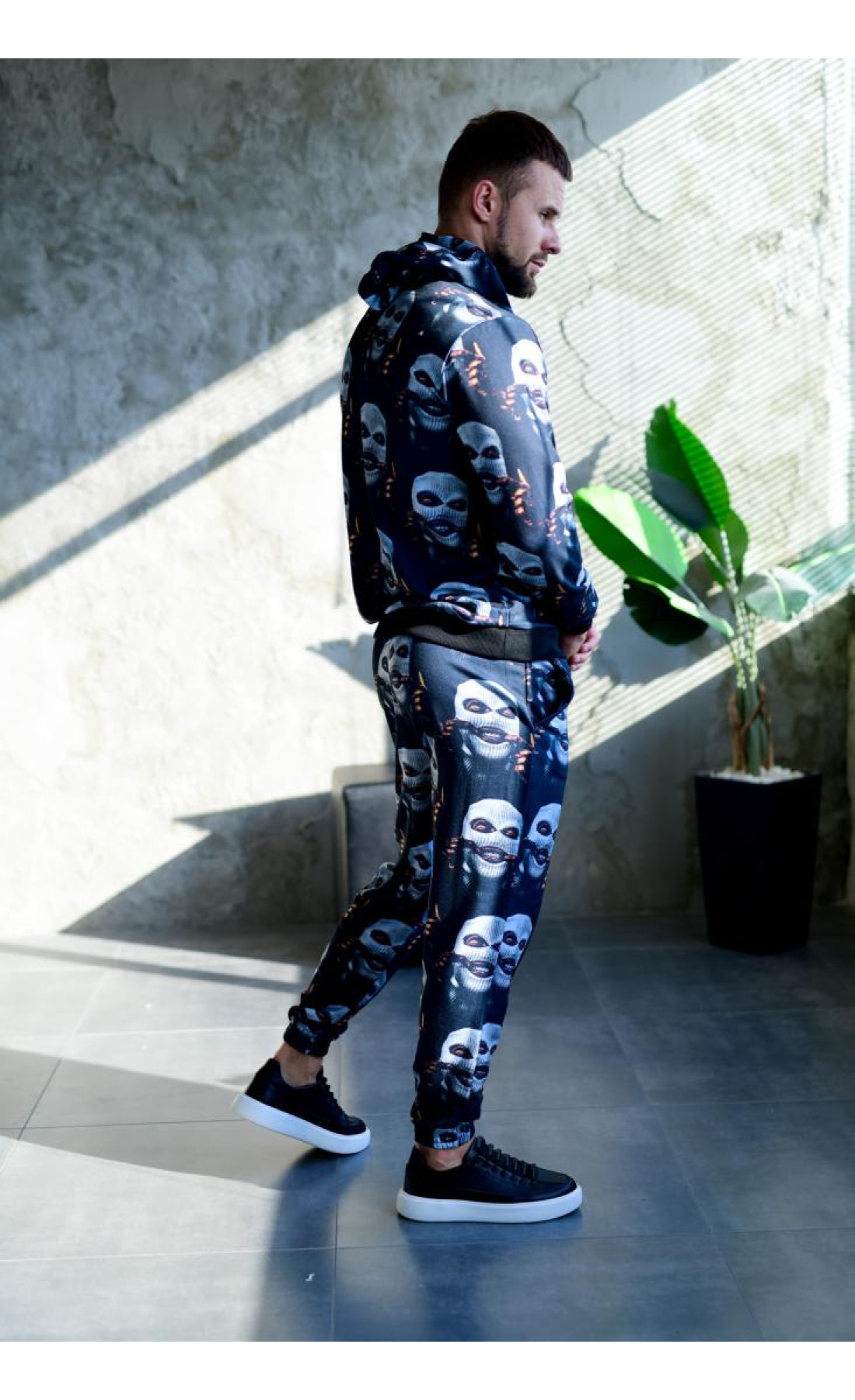 Чорний спортивний костюм худі штани з принтом маски