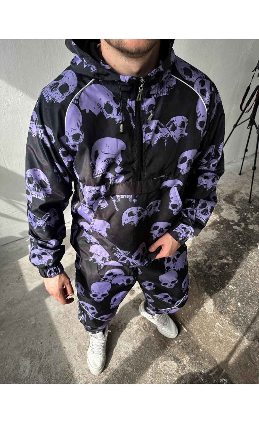 Чоловічий спортивний костюм чорно-фіолетового кольору з черепами
