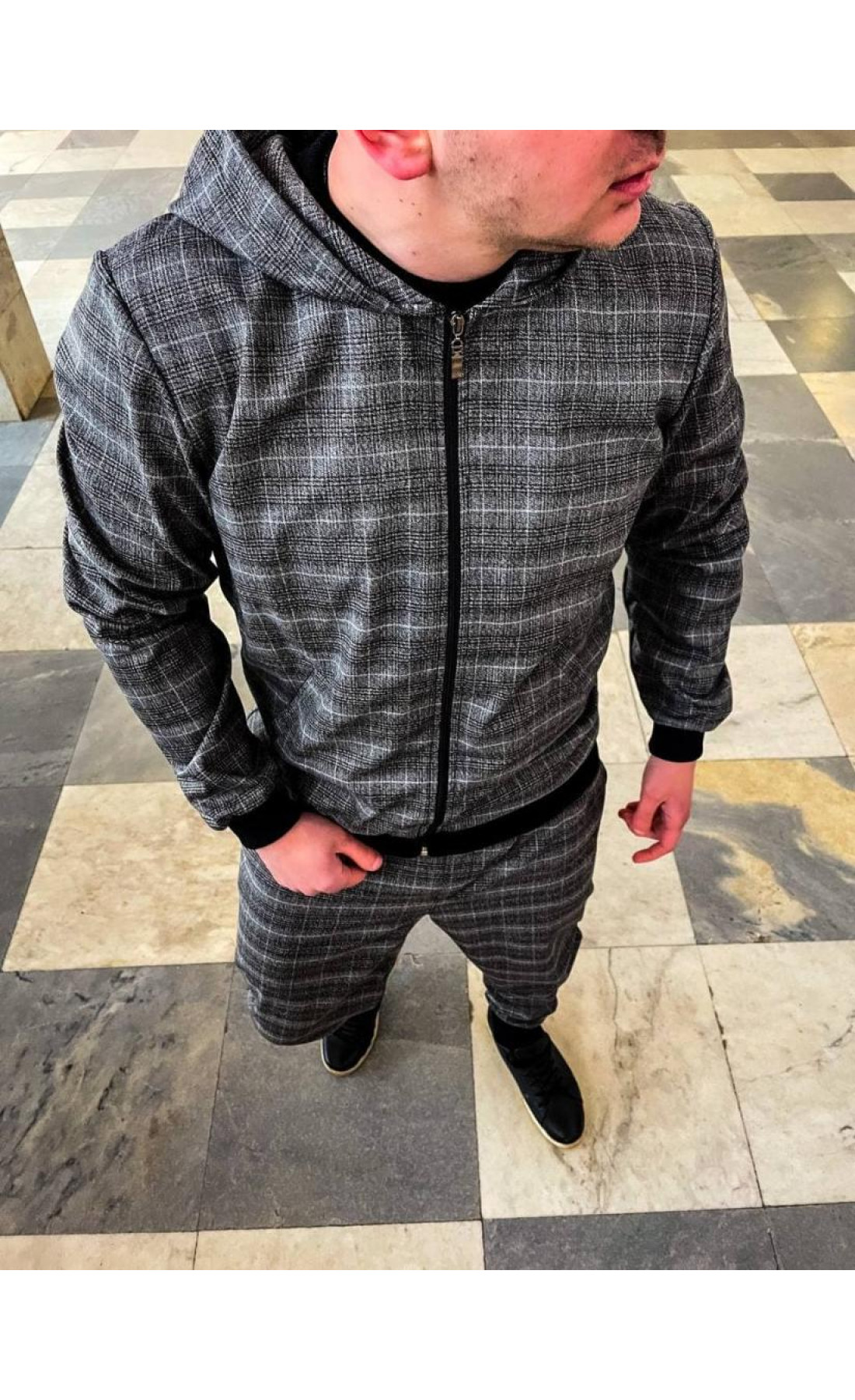 Сірий чоловічий спортивний костюм в клітинку