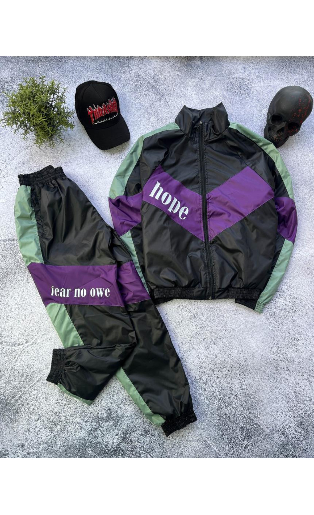 Осінній чорний спортивний чоловічий костюм з принтом