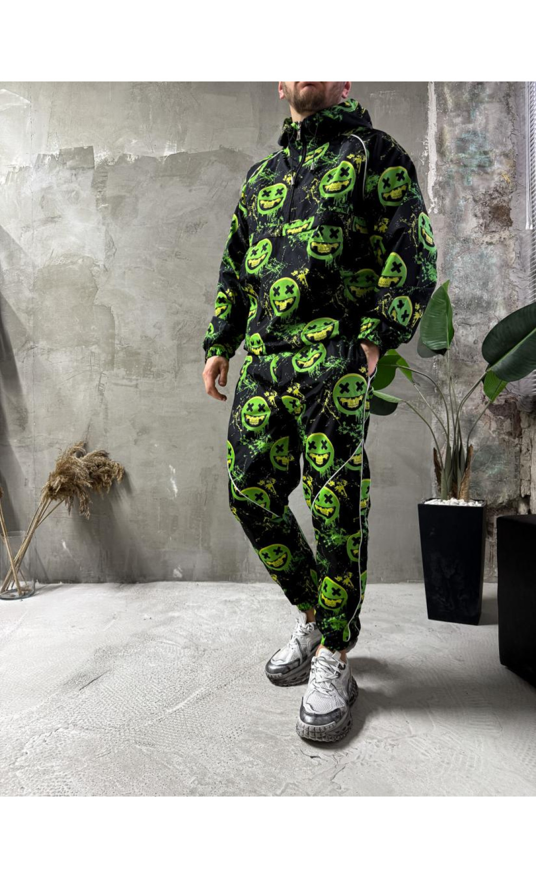 Принтований чоловічий костюм чорно-зеленого кольору