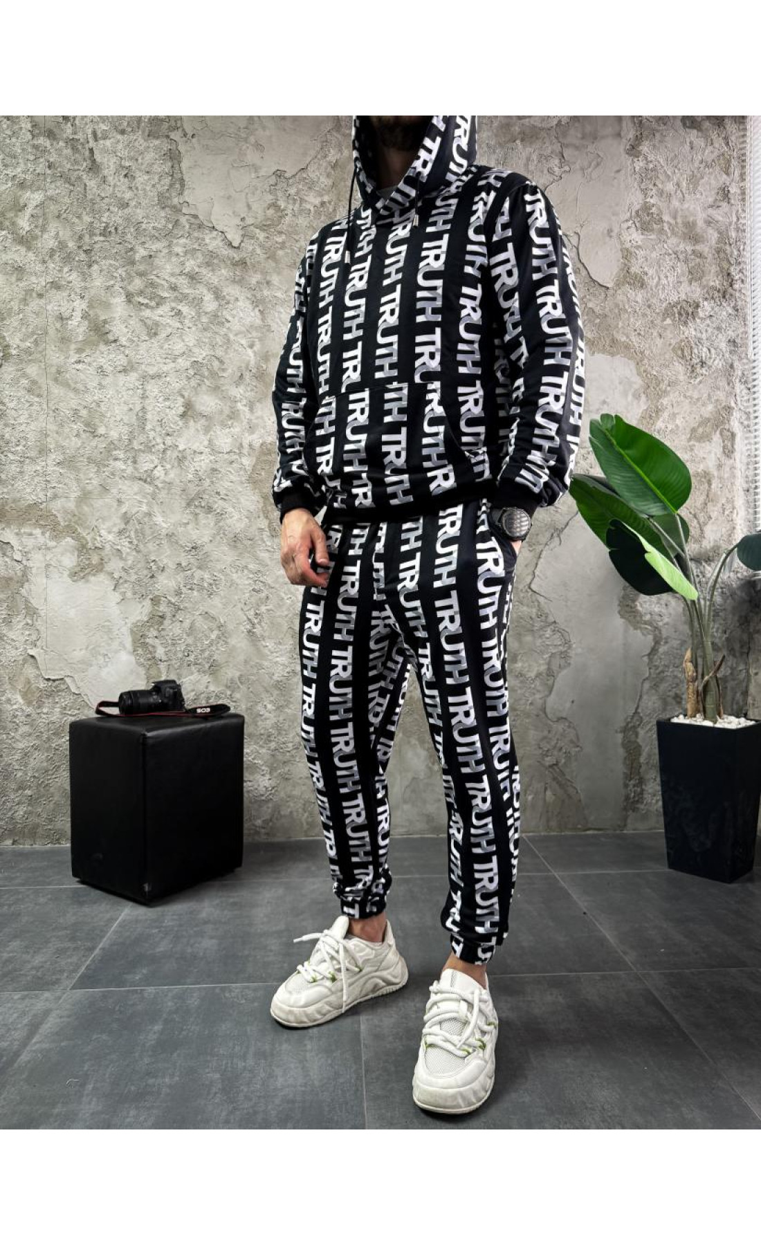 Чорний спортивний костюм з написами