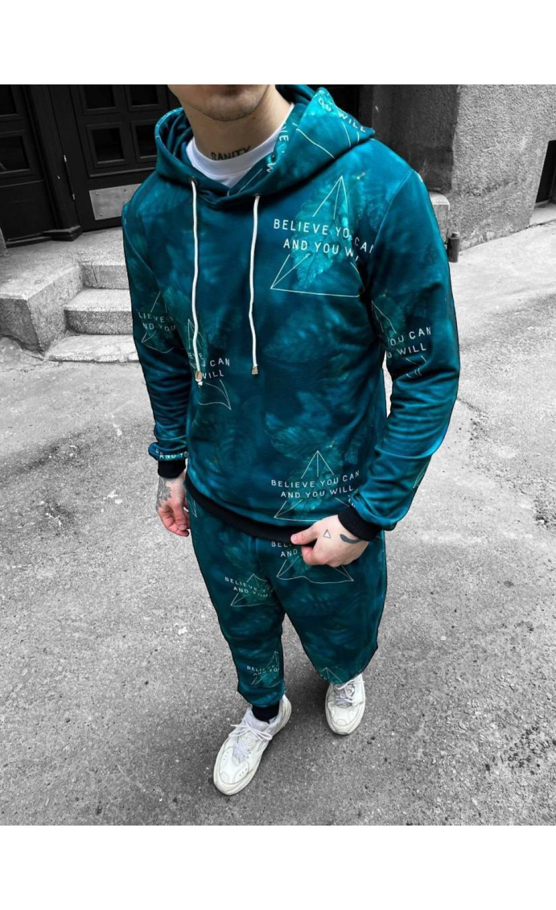 Зелений спортивний костюм з написами та принтом