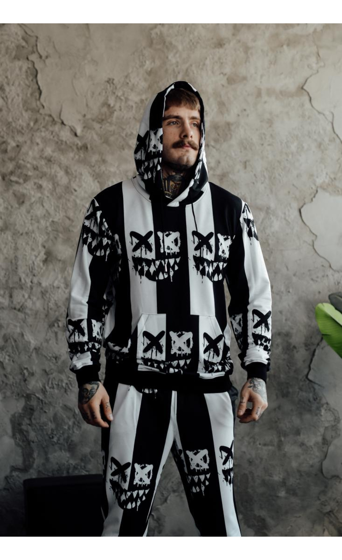 Принтований чорно-білий спортивний костюм