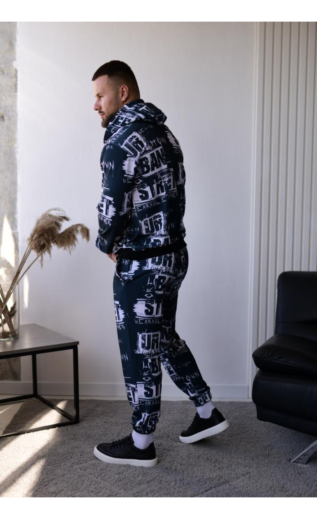 Чорний спортивний осінній костюм з написами худі штани