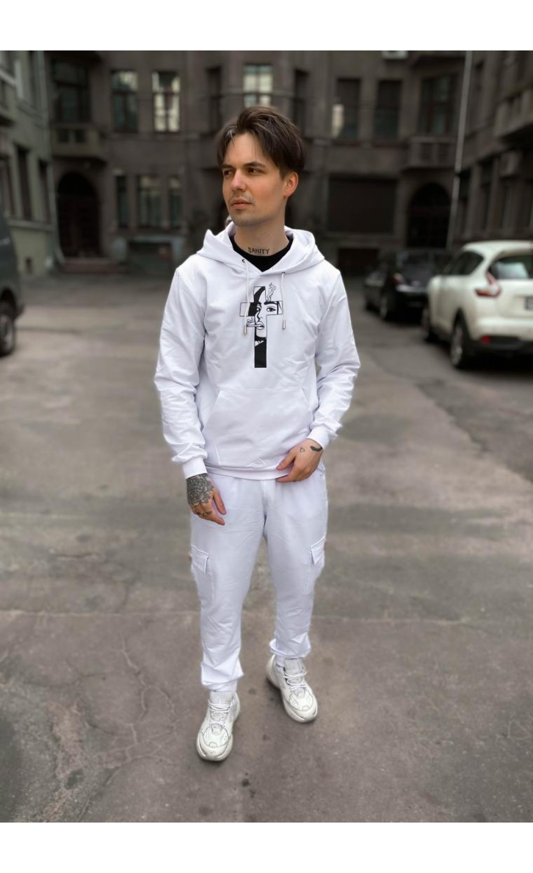 Однотонний чоловічий костюм з принтом креста