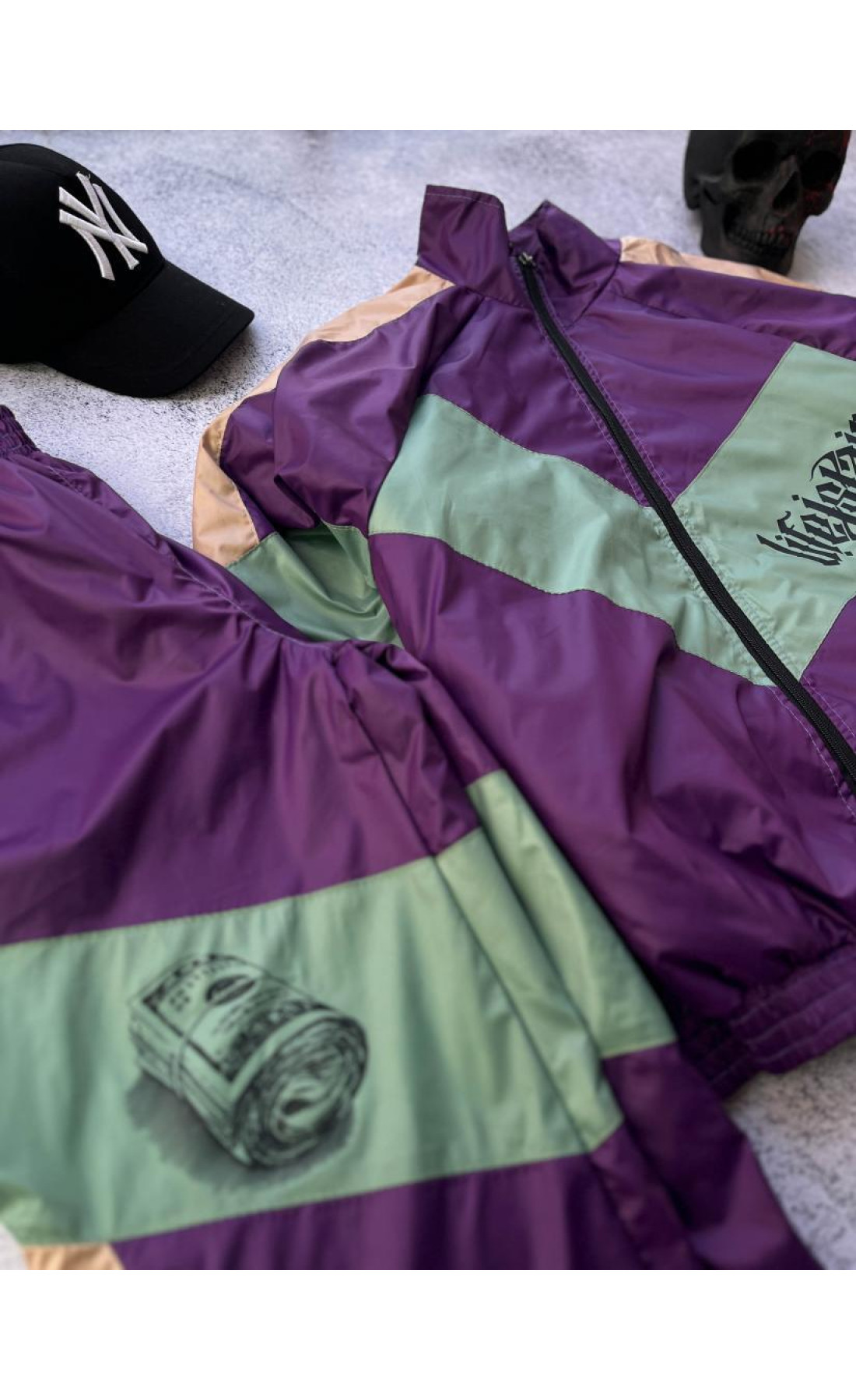 Фіолетовий спортивний костюм з принтом