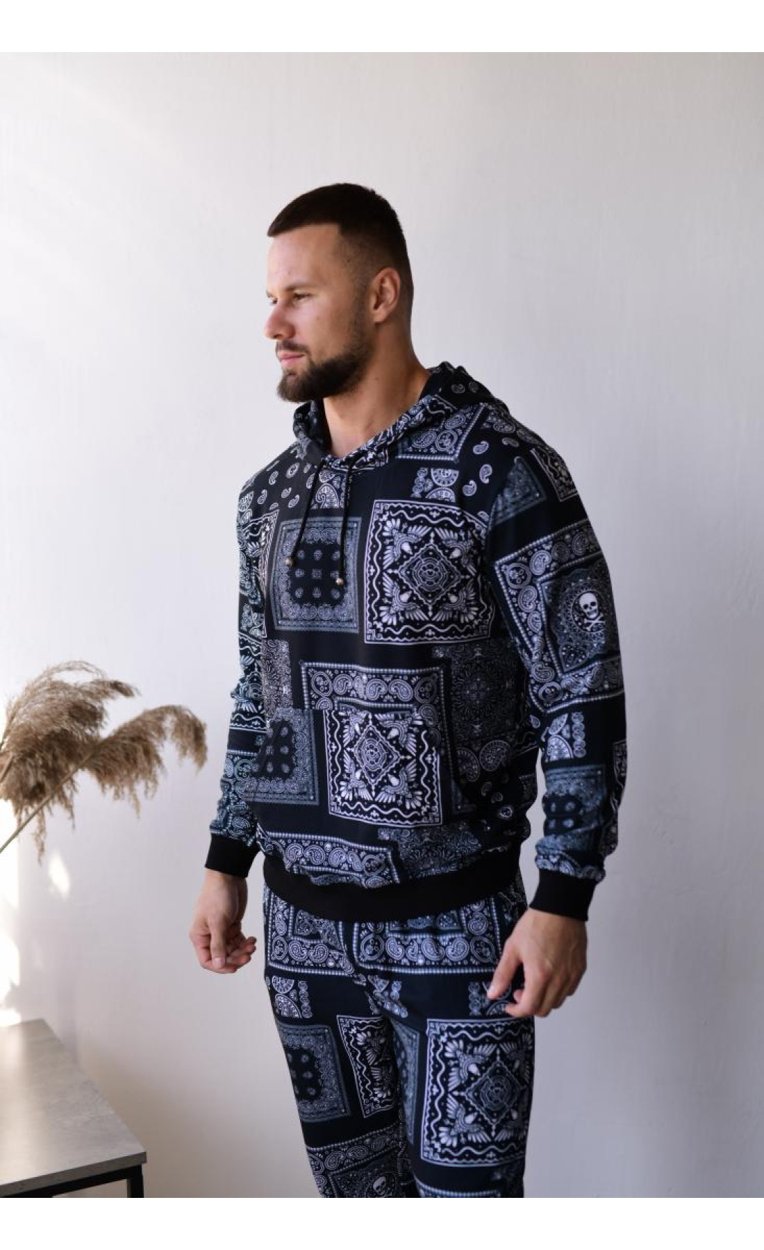 Чорний чоловічий спортивний костюм з абстрактним принтом