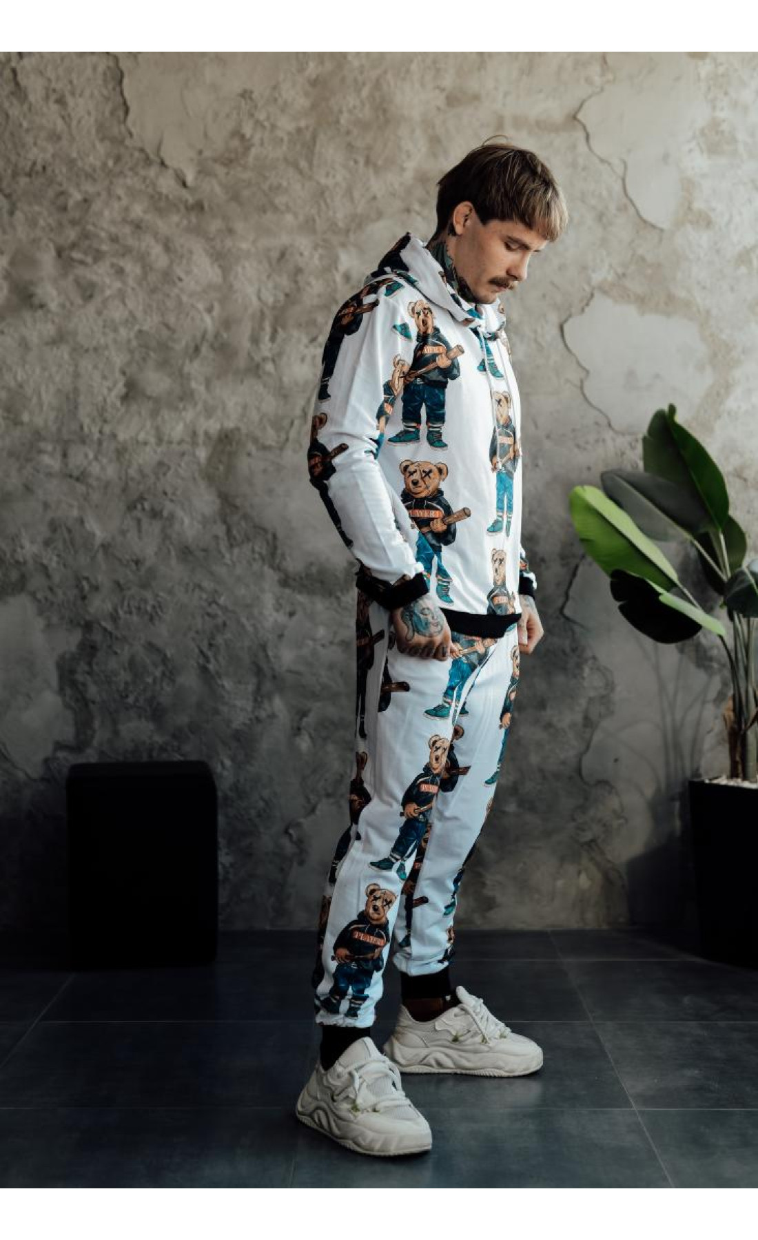 Комфортний білий чоловічий спортивний костюм з модним принтом