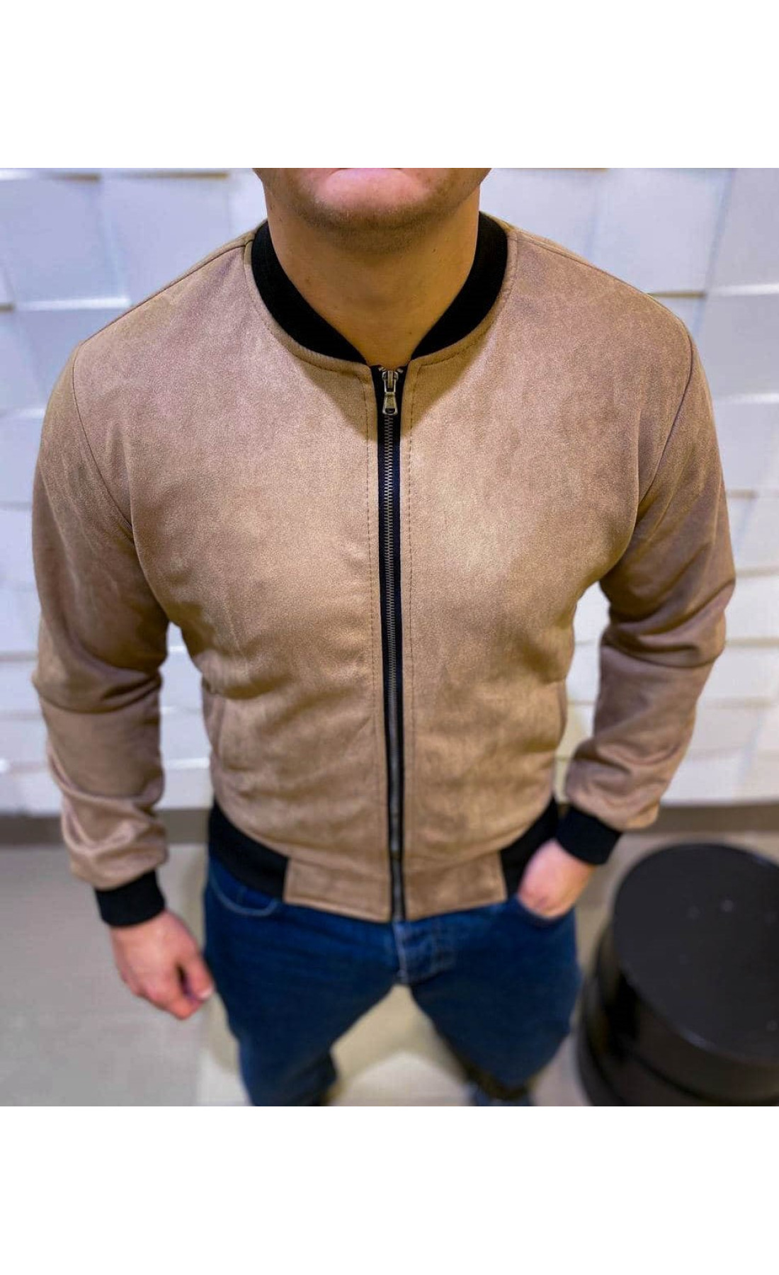 Бежевий чоловічий замшевий бомбер