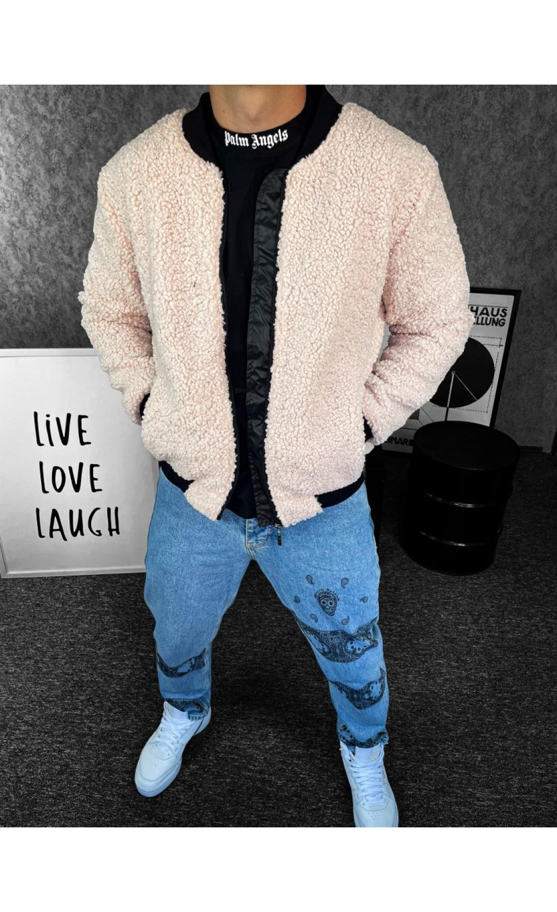 Білий чоловічий мʼякий бомбер