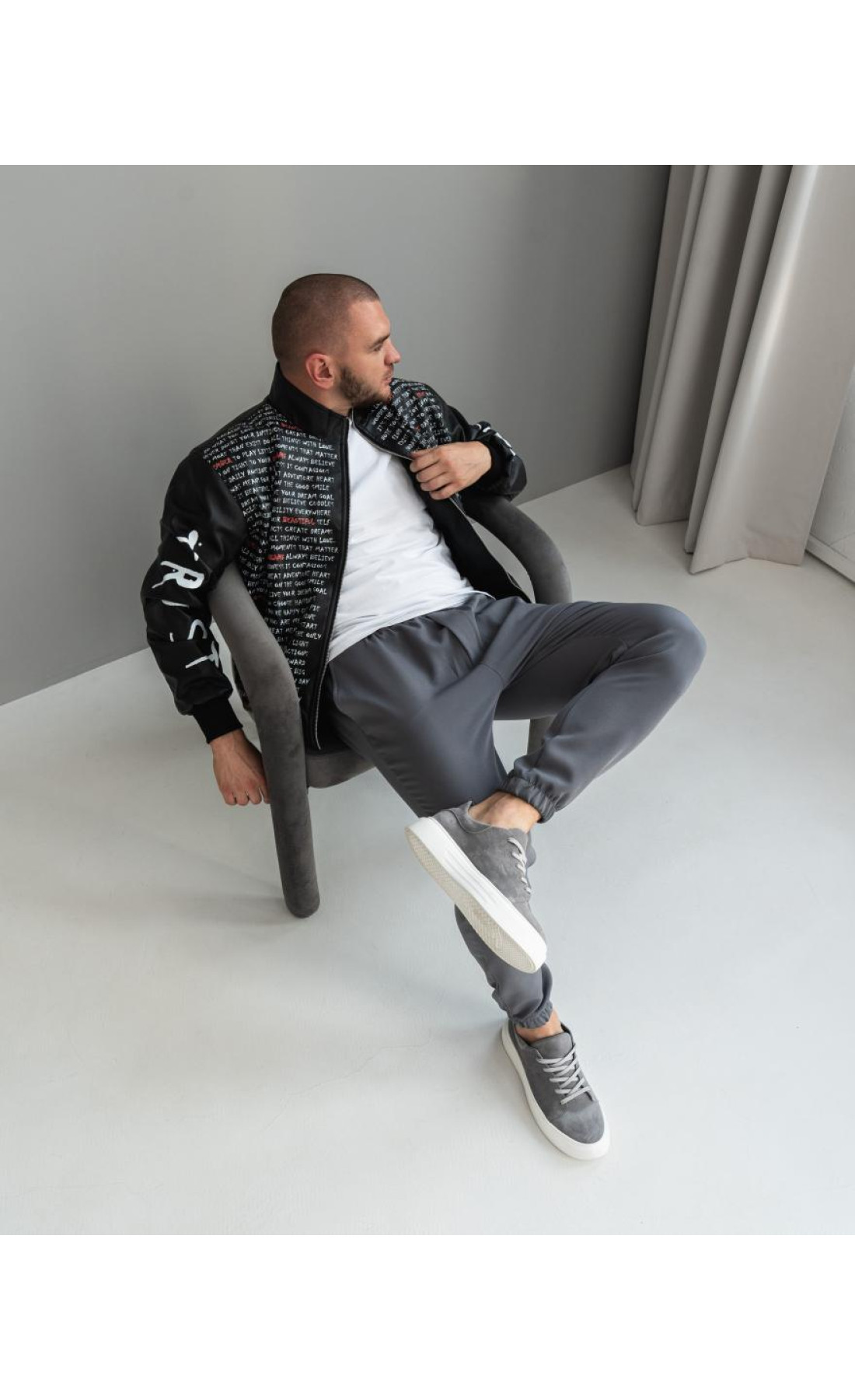 Шкіряна куртка чоловіча екошкіра чорного кольору з принцом