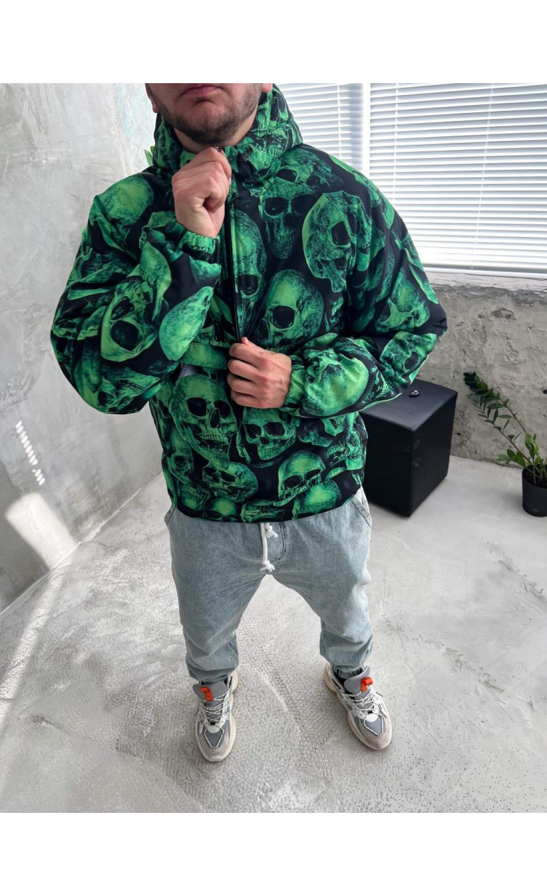 Теплий чоловічий анорак зеленого кольору з черепами