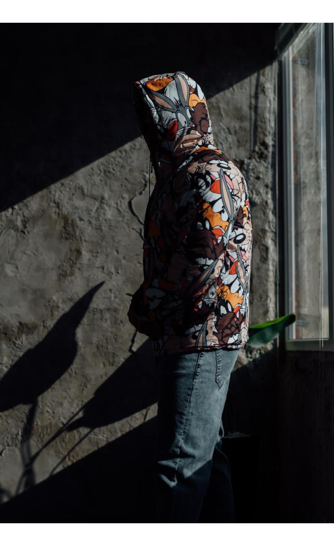 Яскравий різнокольоровий утеплений чоловічий анорак з мультяшним принтом