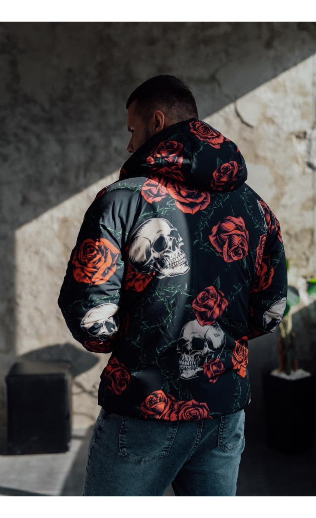 Утеплений анорак з яскравим принтом